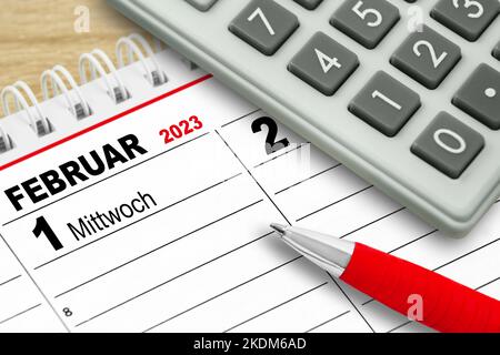 Deutscher Kalender 2023. Februar 1 Mittwoch und Rechner mit rotem Bleistift Stockfoto