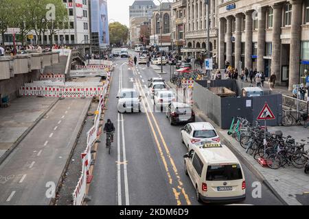 Baustelle mit Schranken an der Trankkgasse in der Nähe des Doms, Köln, Deutschland. 28. Oktober 2022. Baustelle mit Absperrierungen an derTran Stockfoto