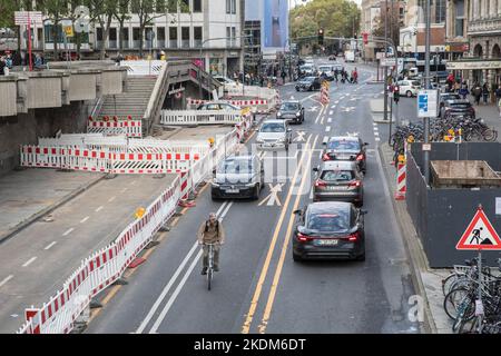 Baustelle mit Schranken an der Trankkgasse in der Nähe des Doms, Köln, Deutschland. 28. Oktober 2022. Baustelle mit Absperrierungen an derTran Stockfoto