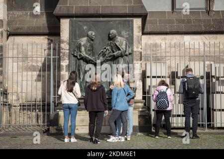 Die Touristen vor dem Relief auf der Südseite des Doms gedenken des Weltjugendtages 20. in Köln 2005, Köln, Deutschland. Touri Stockfoto