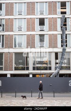 Das Senats Hotel an der Straße unter Goldschmied in der Altstadt wird renoviert, Schuttabrutsche, Köln, Deutschland. 28.10.2022 das Senats-Hotel in de Stockfoto