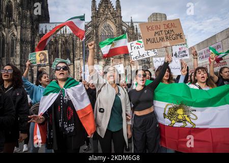 Demonstration und Kundgebung in Solidarität mit protestierenden Frauen im Iran, Protestslogan „Frau. Leben. Freedom.', Köln, Deutschland, 29.10.2022. Demonstrieren Stockfoto