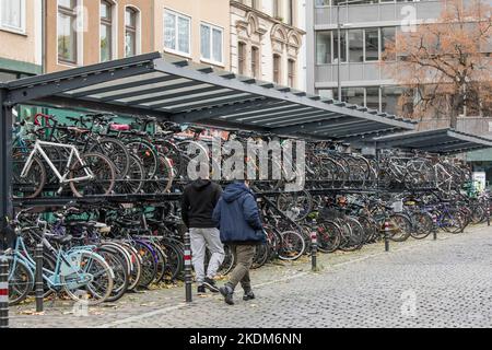 Zweigeschossiger Fahrradparkplatz vor dem Bahnhof Köln-Sued an der Luxemburger Straße, Bike & Ride Anlage, Köln, Deutschland. Doppelte Fa Stockfoto