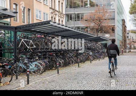 Zweigeschossiger Fahrradparkplatz vor dem Bahnhof Köln-Sued an der Luxemburger Straße, Bike & Ride Anlage, Köln, Deutschland. Doppelte Fa Stockfoto