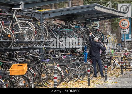 Zweigeschossiger Fahrradparkplatz vor dem Bahnhof Köln-Sued an der Luxemburger Straße, Bike & Ride Anlage, Köln, Deutschland. Doppelte Fa Stockfoto