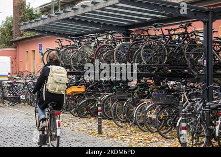 Zweigeschossiger Fahrradparkplatz vor dem Bahnhof Köln-Sued an der Luxemburger Straße, Bike & Ride Anlage, Köln, Deutschland. Doppelte Fa Stockfoto