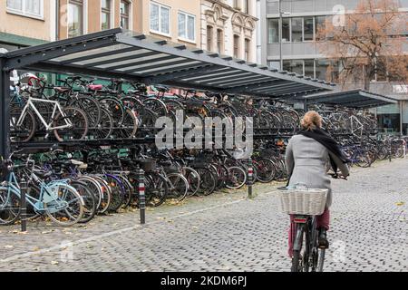 Zweigeschossiger Fahrradparkplatz vor dem Bahnhof Köln-Sued an der Luxemburger Straße, Bike & Ride Anlage, Köln, Deutschland. Doppelte Fa Stockfoto