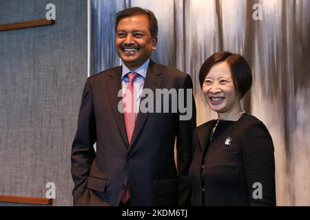 Anand Selvakesari (links), Chief Executive Officer, Personal Banking & Wealth Management, Citi, und Angel Ng, Head of Asia, Citi Global Wealth, bei der Eröffnungsfeier des weltweit ersten Citi Global Wealth Center in Hongkong im K11 Atelier. 01NOV22 SCMP/K. Y. CHENG Stockfoto