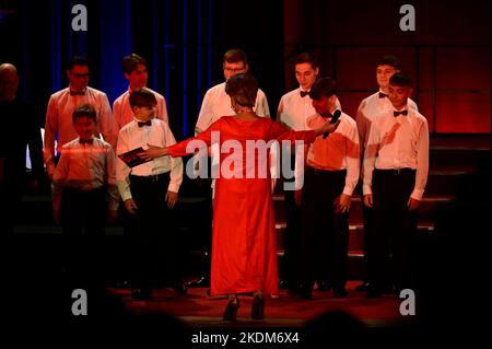 Knabenchor Hösel/Toralf Hildebrandt und Dagmar Frederic bei der 3. Wittenberger Heimatgala im Festspielhaus. Wittenberge, 15.10.2022 Stockfoto