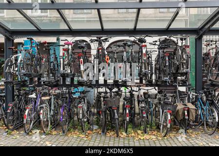 Zweigeschossiger Fahrradparkplatz vor dem Bahnhof Köln-Sued an der Luxemburger Straße, Bike & Ride Anlage, Köln, Deutschland. Doppelte Fa Stockfoto