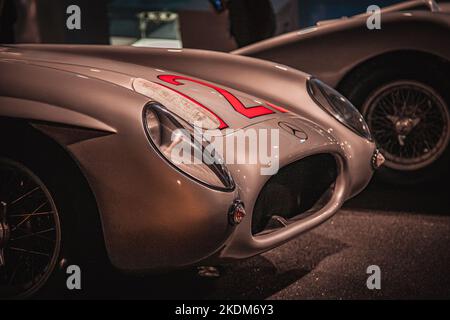 Sammlung der klassischen Silberpfeile im Mercedes-Benz Museum in Stuttgart Stockfoto