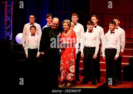 Knabenchor Hösel/Toralf Hildebrandt und Dagmar Frederic bei der 3. Wittenberger Heimatgala im Festspielhaus. Wittenberge, 15.10.2022 Stockfoto