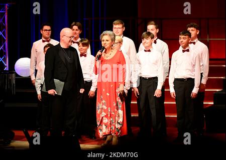 Knabenchor Hösel/Toralf Hildebrandt und Dagmar Frederic bei der 3. Wittenberger Heimatgala im Festspielhaus. Wittenberge, 15.10.2022 Stockfoto