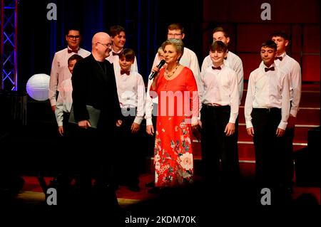 Knabenchor Hösel/Toralf Hildebrandt und Dagmar Frederic bei der 3. Wittenberger Heimatgala im Festspielhaus. Wittenberge, 15.10.2022 Stockfoto