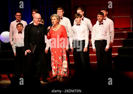 Knabenchor Hösel/Toralf Hildebrandt und Dagmar Frederic bei der 3. Wittenberger Heimatgala im Festspielhaus. Wittenberge, 15.10.2022 Stockfoto