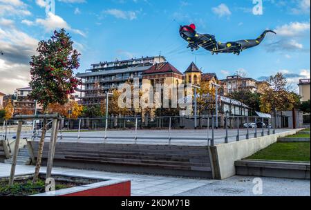 drachenförmiger Drachen an einem Herbsttag in Luino Stockfoto