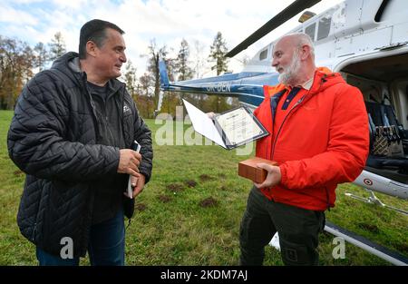 Humpolec, Tschechische Republik. 07.. November 2022. Die Brauerei der Familie Bernard übergab den Bernard-Preis an den Piloten Jiri Vlk (rechts), der als einer der ersten Freiwilligen mit seinem Hubschrauber bei der Feuerlöschung in der Tschechischen Schweiz mithalf und dann von den Behörden wegen Verwaltungsmängel bestraft wurde, 7. November 2022, Humpolec, Region Pelhrimov. Auf der linken Seite Zdenek Mikulasek von der Brauerei Bernard. Kredit: Lubos Pavlicek/CTK Foto/Alamy Live Nachrichten Stockfoto