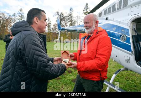 Humpolec, Tschechische Republik. 07.. November 2022. Die Brauerei der Familie Bernard übergab den Bernard-Preis an den Piloten Jiri Vlk (rechts), der als einer der ersten Freiwilligen mit seinem Hubschrauber bei der Feuerlöschung in der Tschechischen Schweiz mithalf und dann von den Behörden wegen Verwaltungsmängel bestraft wurde, 7. November 2022, Humpolec, Region Pelhrimov. Auf der linken Seite Zdenek Mikulasek von der Brauerei Bernard. Kredit: Lubos Pavlicek/CTK Foto/Alamy Live Nachrichten Stockfoto