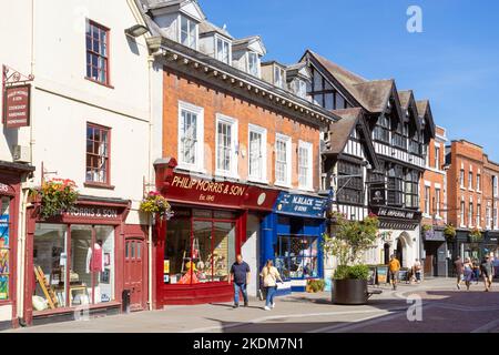 Hereford Shops, darunter Philip Morris & Son, ein unabhängiges Country-Bekleidungs- und Ausrüstungsgeschäft in der Widemarsh Street, Hereford Herefordshire England, Großbritannien Stockfoto