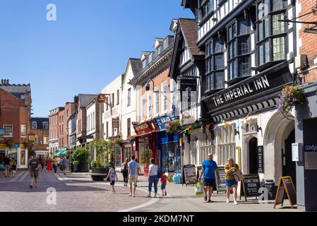 Hereford UK Independent Shops and the Tudor half timbered The Imperial Inn ein Pub in der Widemarsh Street Hereford Herefordshire England GB Europa Stockfoto