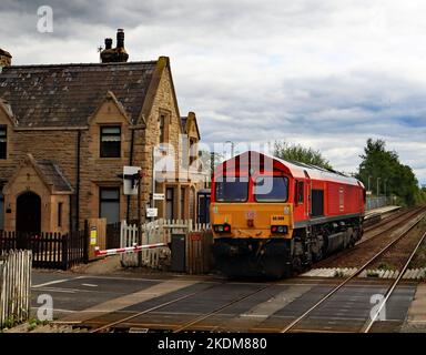 DIE DB Cargo Diesel Lok 66009 fährt am Montag, den 29.8.2022, an der New Lane Station auf der Southport-Linie nach Wigan auf einem Fahrerlerndienst vorbei Stockfoto