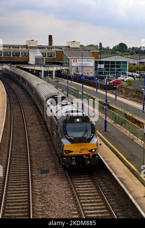 Die Chiltern Railways Diesel Lok Nr. 68013 verlässt am Samstagnachmittag den Bahnhof Banbury von London Marylebone nach Birmingham New Street Stockfoto