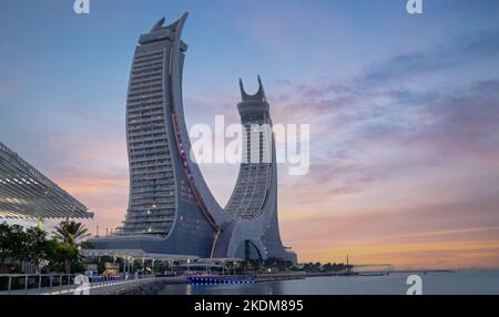 Lusail, Katar- Mai 15,2022: Die neue Entwicklungsstadt Lusail mit vielen neuen Türmen im Bau. Stockfoto