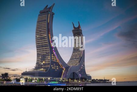 Lusail, Katar- Mai 15,2022: Die neue Entwicklungsstadt Lusail mit vielen neuen Türmen im Bau. Stockfoto