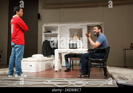 l-r: Orion Lee (Sportsman), Andrew Leung (Thin Young man), Benedict Wong (Ai Weiwei) in #aiww: THE ARREST OF AI WEIWEI von Howard Brenton im Hampstead Theatre, London NW3 17/04/2013 Design: Ashley Martin Davis Beleuchtung: Matthew Richardson Regie: James Macdonald Stockfoto