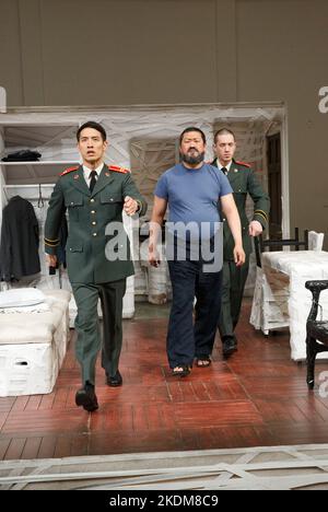 Repetitive Marching - l-r: Christopher Goh (2. Soldat), Benedict Wong (Ai Weiwei), Andrew Koji (1. Soldat) in #aiww: THE ARREST OF AI WEIWEI von Howard Brenton im Hampstead Theatre, London NW3 17/04/2013 Design: Ashley Martin Davis Beleuchtung: Matthew Richardson Regie: James Macdonald Stockfoto