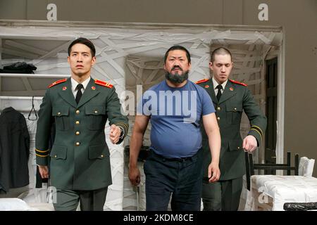 Repetitive Marching - l-r: Christopher Goh (2. Soldat), Benedict Wong (Ai Weiwei), Andrew Koji (1. Soldat) in #aiww: THE ARREST OF AI WEIWEI von Howard Brenton im Hampstead Theatre, London NW3 17/04/2013 Design: Ashley Martin Davis Beleuchtung: Matthew Richardson Regie: James Macdonald Stockfoto