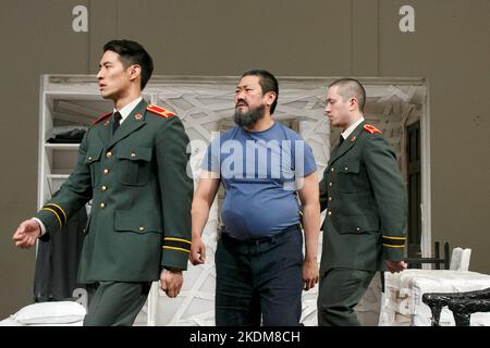 l-r: Christopher Goh (2. Soldat), Benedict Wong (Ai Weiwei), Andrew Koji (1. Soldat) in #aiww: THE ARREST OF AI WEIWEI von Howard Brenton im Hampstead Theatre, London NW3 17/04/2013 Design: Ashley Martin Davis Beleuchtung: Matthew Richardson Regie: James Macdonald Stockfoto