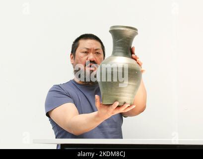 Benedict Wong (Ai Weiwei) in #aiww: DIE VERHAFTUNG VON AI WEIWEI von Howard Brenton im Hampstead Theatre, London NW3 17/04/2013 Design: Ashley Martin Davis Beleuchtung: Matthew Richardson Regie: James Macdonald Stockfoto