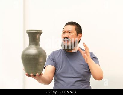 Benedict Wong (Ai Weiwei) in #aiww: THE ARREST OF AI WEIWEI von Howard Brenton im Hampstead Theatre, London NW3 17/04/2013Design: Ashley Martin Davis Beleuchtung: Matthew Richardson Regie: James Macdonald Stockfoto