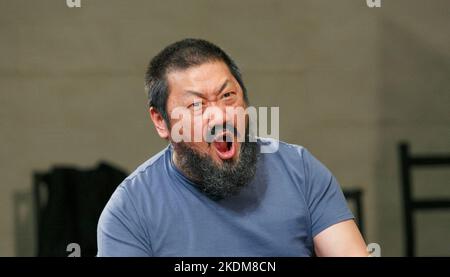 Benedict Wong (Ai Weiwei) in #aiww: DIE VERHAFTUNG VON AI WEIWEI von Howard Brenton im Hampstead Theatre, London NW3 17/04/2013 Design: Ashley Martin Davis Beleuchtung: Matthew Richardson Regie: James Macdonald Stockfoto