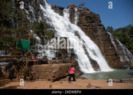 Der Wasserfall Tirathgarh befindet sich im Kanger Valley National Park. Eine weiße Kaskade, dies ist eine der wichtigsten Attraktionen von Jagdalpur Stockfoto