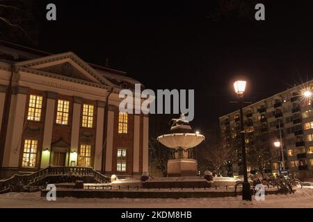 Turku, Finnland - 21. Januar 2016: Beleuchtete Fassade der Hauptbibliothek von Turku. Nächtliches Stadtbild in der Wintersaison Stockfoto