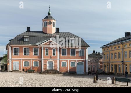 Porvoo, Finnland - 7. Mai 2016: Außenansicht des Rathauses von Porvoo. Normale Leute laufen auf dem zentralen Marktplatz der Stadt Stockfoto