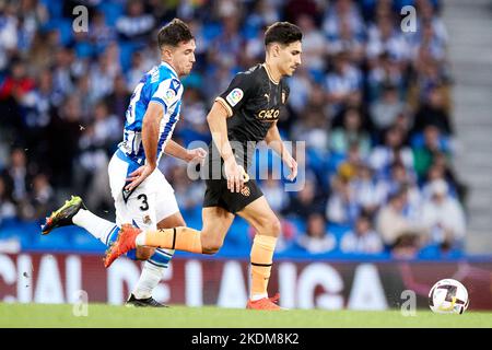 San Sebastian, Spanien - 06/11/2022, Andre Almeida von Valencia CF tritt mit Martin Zubimendi von Real Sociedad während des spanischen Fußballspiels La Liga zwischen Real Sociedad und Valencia CF am 6. November 2022 in der reale Arena in San Sebastian, Spanien, um den Ball an - Foto: Ricardo Larreina/DPPI/LiveMedia Stockfoto