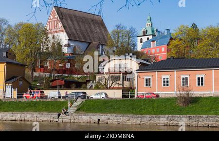 Porvoo, Finnland - 7. Mai 2016: Blick auf die Altstadt von Porvoo an einem sonnigen Tag gehen gewöhnliche Menschen auf der Straße Stockfoto