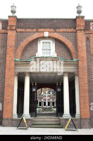 Eintritt in das Priory of St. John of Jerusalem, Clerkenwell, London - jetzt ein Museum für den Orden der Johanniter Stockfoto