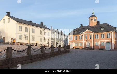 Porvoo, Finnland - 7. Mai 2016: Blick auf den Stadtplatz von Porvoo. Normale Menschen sind auf der Straße Stockfoto