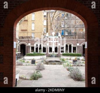 Eingang und Innenhof, Priory of St. John of Jerusalem, Clerkenwell, London - jetzt ein Museum für den Orden der Johanniter Stockfoto