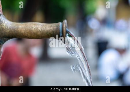 Nahaufnahme des Wassers, das aus einem öffentlichen Trinkbrunnen fließt Stockfoto