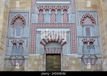 Wunderschöne antike Ornamente an der Mauer der berühmten Mezquita-Moschee in Cordoba, Spanien Stockfoto