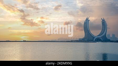 Lusail, Katar- Mai 15,2022: Die neue Entwicklungsstadt Lusail mit vielen neuen Türmen im Bau. Stockfoto