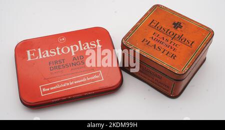 Elstoplast wurde als Produkt von der deutschen Firma Beiersdorf entwickelt (die es noch besitzt). Ihre Website schlägt vor, dass sie das Produkt im Jahr 1896 entwickelt haben. Smith & Nephew (gegründet 1856) erwarb 1928 die Lizenz für die Marke. Unnötig zu sagen, dass sich die Verpackung im Laufe der Jahre stark verändert hat und diese beiden Beispiele stammen aus dem Jahr 1930s und dem Jahr 1960s. Die robusten Dosen haben in einigen Zahlen überlebt und werden oft viele Jahre lang von Familien in ihrem Medizinschrank wiederverwendet und für andere Zwecke recycelt. Das Metall wurde vor langer Zeit ausgelaufen und die Putze werden jetzt in Kunststoffkartons eingelagert. Stockfoto