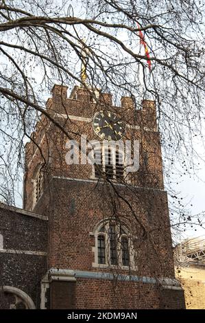 Uhrenturm, Chuch of St. Bartholomew the Great, Clerkenwell, London - dies ist die älteste Kirche in London (12. Jahrhundert). Stockfoto