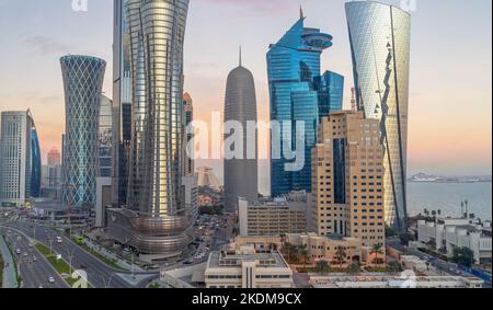 Doha, Katar - März 03,2022 : Skyline von Katar bei Sonnenuntergang mit buntem Himmel. Stockfoto