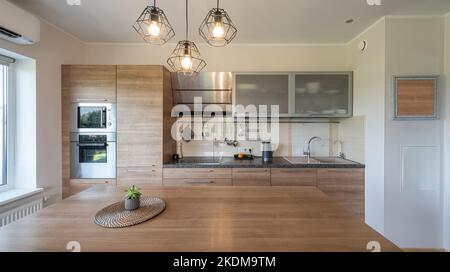 Modernes Interieur der Holzküche in Luxus-Wohnung. Privates Haus. Stockfoto